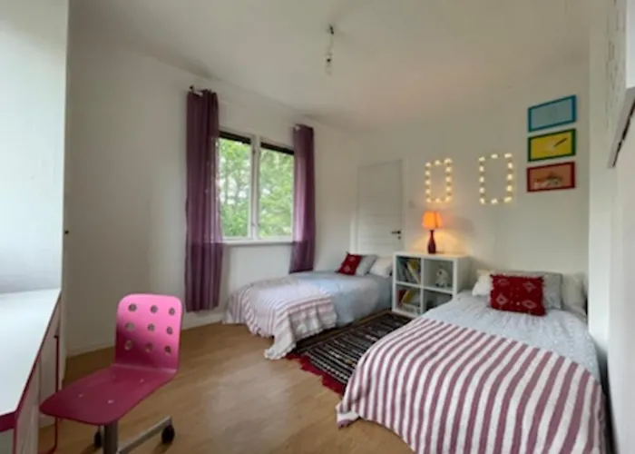 Spacious 5 Bedroom Home, Lakes, Golf & Work Stays