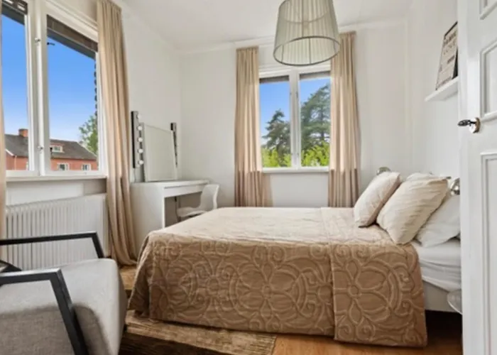 Spacious 5 Bedroom Home, Lakes, Golf & Work Stays